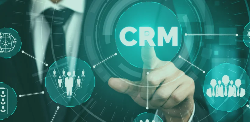 Na ekranie widać garnitur i pojawiające się piktogramy nawiązujące do CRMu