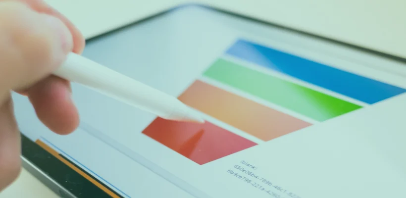 Na obrazku widać tablet, na którym wyświetlony jest lejek sprzedażowy