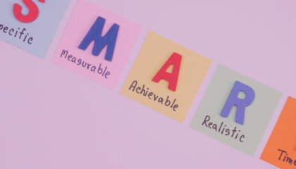 Na obrazku widać notes z kolorowym napisem "SMART"