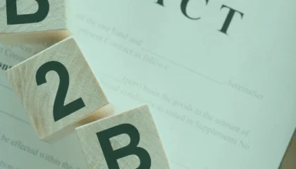 Na ekranie widać papierowy kontrakt oraz kostki układające się w wyraz B2B