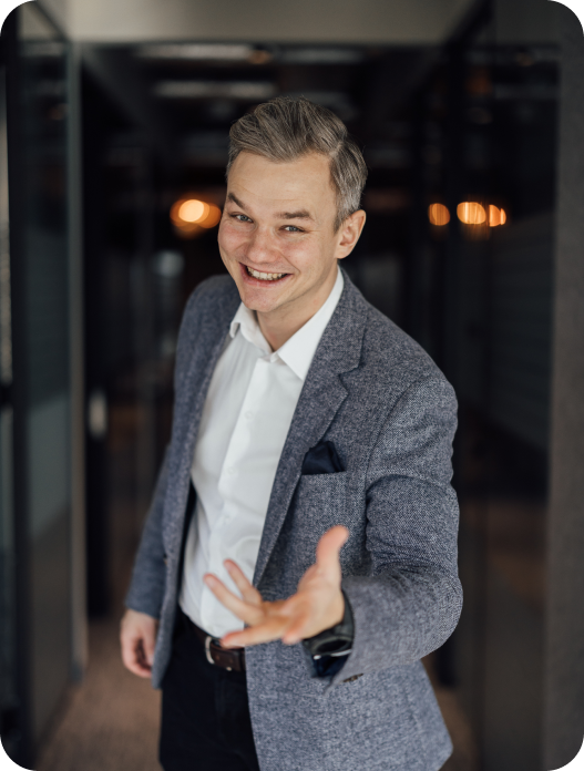 Olaf Leśniak zachęcający do pracy z CRMem