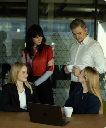 Zespół Performance Digital dyskutuje nad planem działań marketignowych