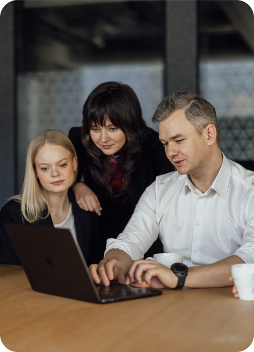 Zespół Performance Digital analizujący procesy sprzedażowe
