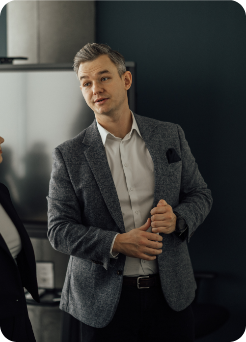Olaf Leśniak analizujący aktualną sytuację sprzedażową firmy z Warszawy