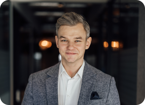 Olaf Leśniak uśmiecha się