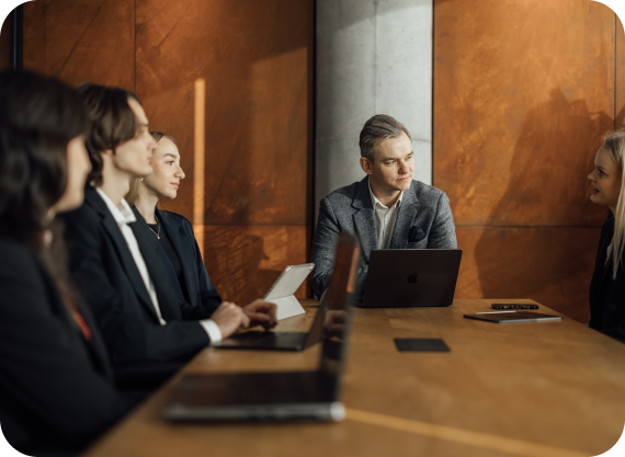 Zespół Performance Digital pracujący nad startegią sprzedażową