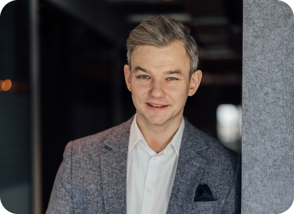 Olaf Leśniak założyciel Performance Digtial obsługuje klienta konsultacji sprzedażowej