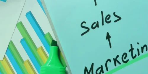 CRM a współpraca marketing-sprzedaż: jak zlikwidować „przekazywanie pałeczki” w B2B